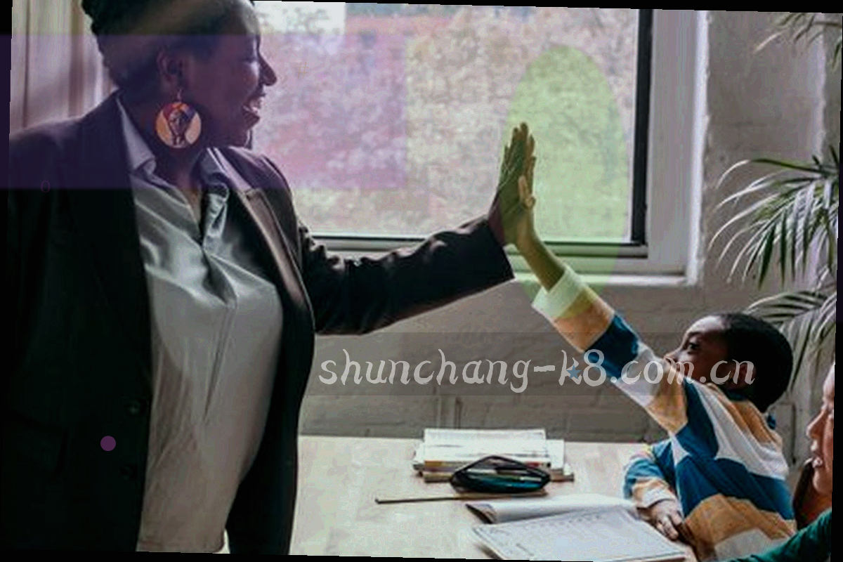 暗色环境中的键盘与屏幕局部特写，屏幕内容不可辨识，冷色光线落在桌面